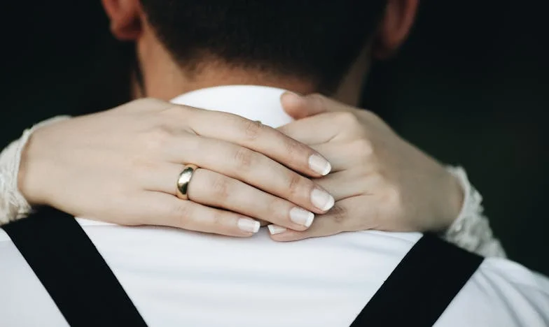 Mark’s Stilte: Kan Liefde Overleven Tussen Twee Vuren?