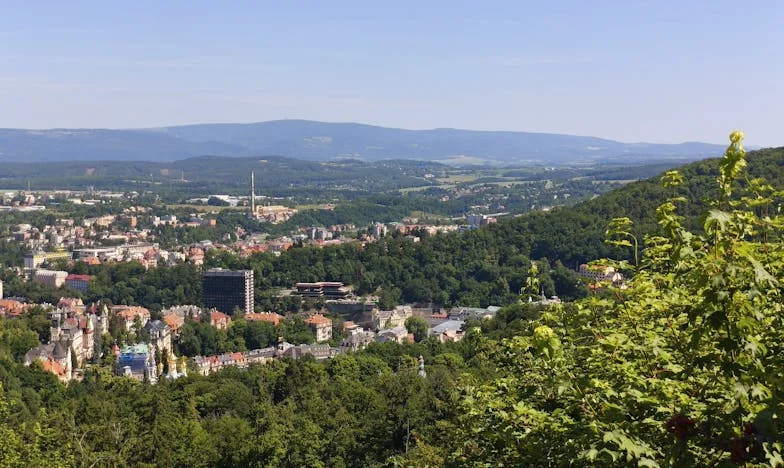 Bajo la Lluvia de Octubre: Un Secreto en la Iglesia de San Miguel