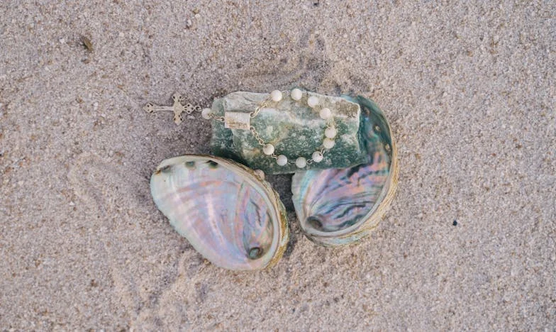 Cuando los sueños se rompen: Confesiones bajo la lluvia de Bogotá