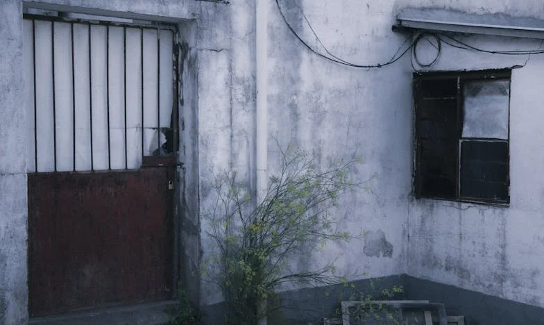 Cuando mi esposo se fue, mi suegra apareció en la puerta: Diario de una noche interminable