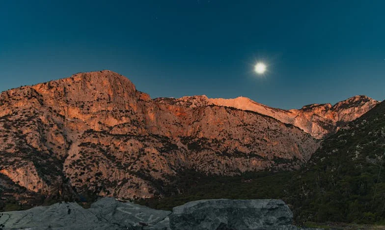 El eco de las decisiones: una noche en Medellín