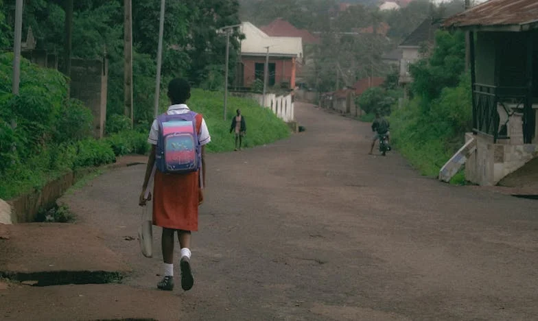 El Muro Entre Nosotros: Una Historia de Vecinos, Familia y Secretos