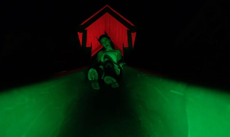 La caja con el anillo: secretos entre vecinos