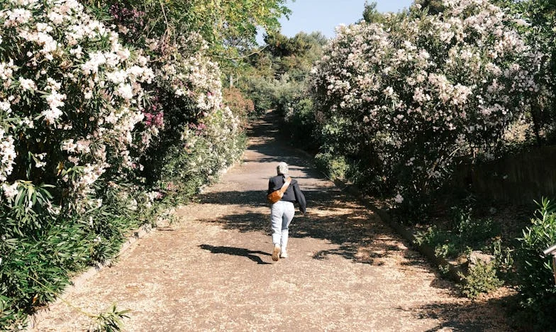 La hija en vestido sencillo: belleza en tiempos difíciles