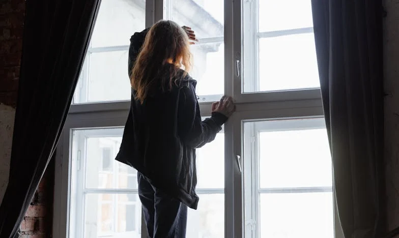 Cuando mi suegra dijo: '¿Entonces estamos de acuerdo? Saquen el préstamo.' Nadie me escuchó: Hice mis maletas y volví con mi mamá