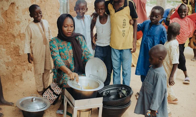 Dos años después, me casé con un divorciado. Ahora pido el divorcio: la universidad de su hija nos ahoga en nuestro pequeño departamento