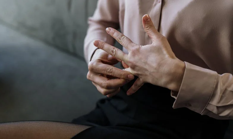 El Viaje de Lucía: Un Tren, Un Secreto y Un Nuevo Comienzo