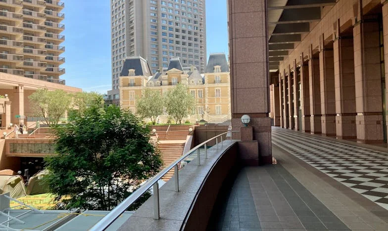 Entre la Puerta y la Vergüenza: La Historia de una Vecina Invasora