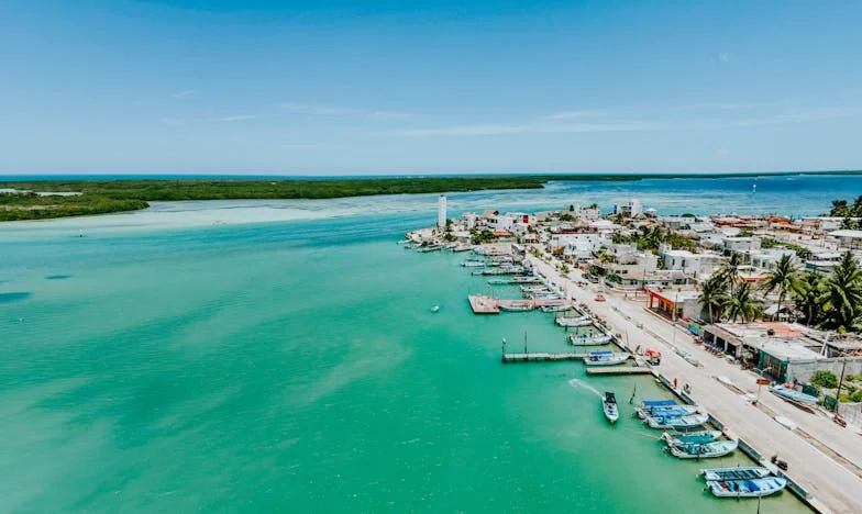 Extraños, pero los más cercanos: La historia de Doña Carmen y Don Ernesto