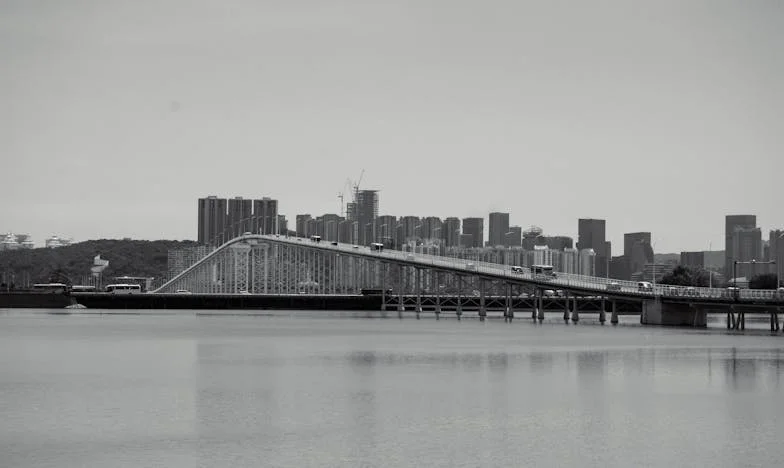 Secretos bajo la lluvia: una noche en Medellín