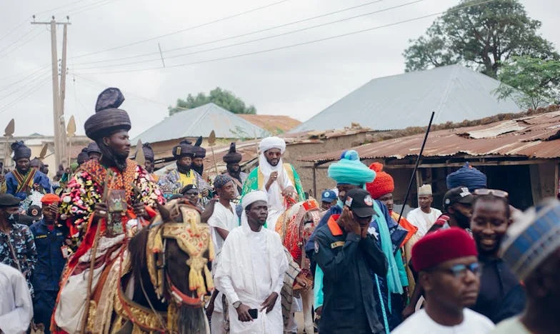 Bajo el mismo techo: Una noche de huida y esperanza