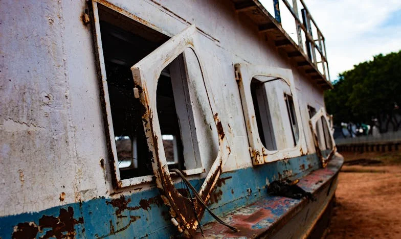 Bajo la lluvia de octubre: secretos en la parroquia
