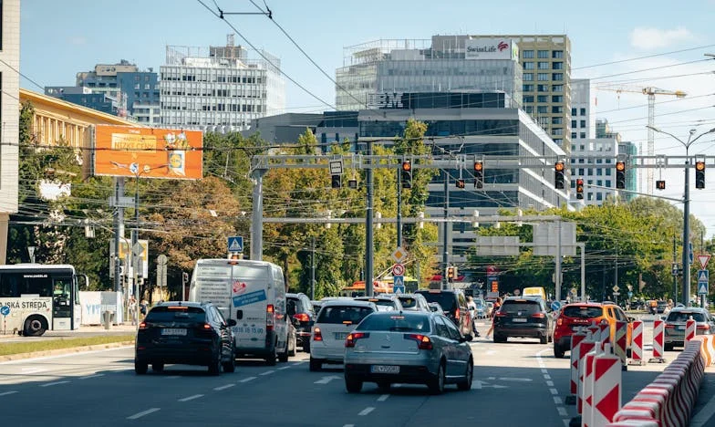 Cerré los ojos ante sus infidelidades — hasta que caí en la calle y descubrí quién realmente estaba a mi lado