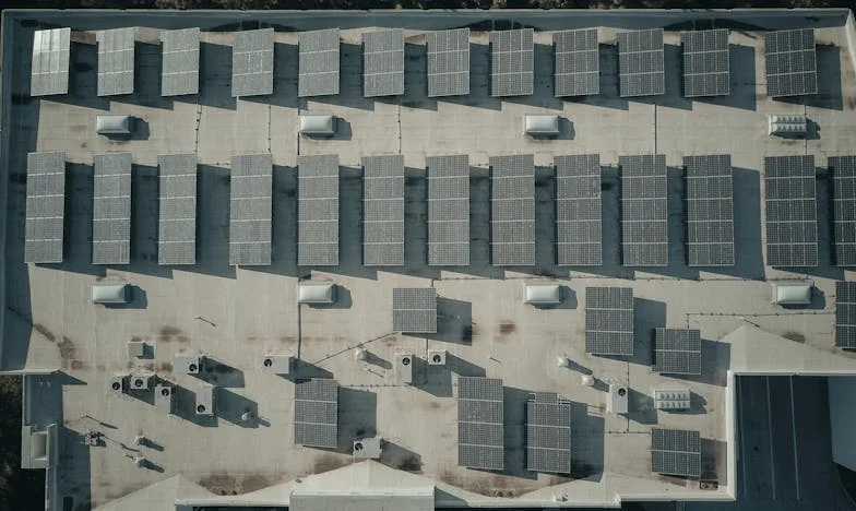 Entre dos fuegos: Cuando mi suegra tomó el control de mi vida