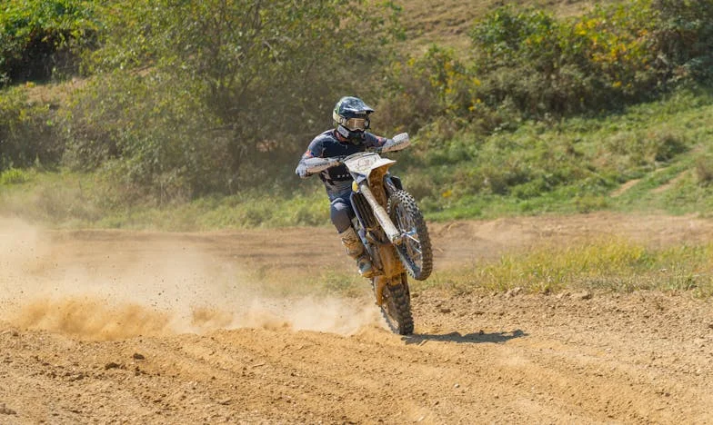 Hilos Rotos: La Historia de una Madre y su Hijo en la Distancia