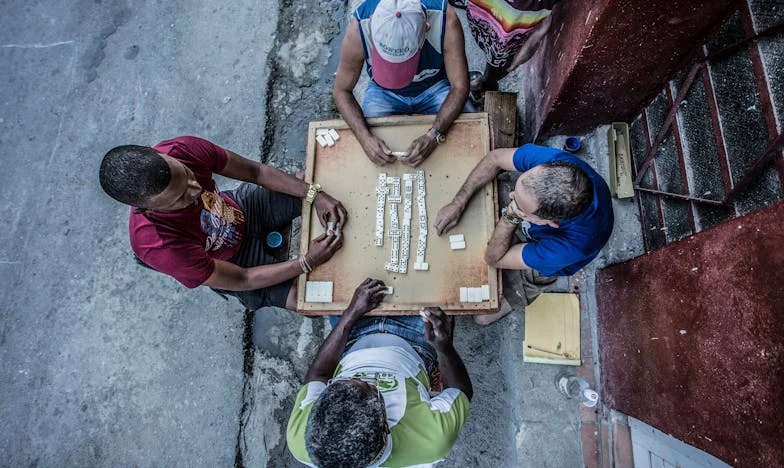 La Vecina de la Ventana: Un Relato de Barrio y Prejuicio