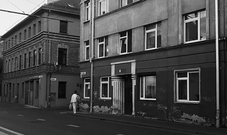 Lejos de Mamá: El precio de la libertad