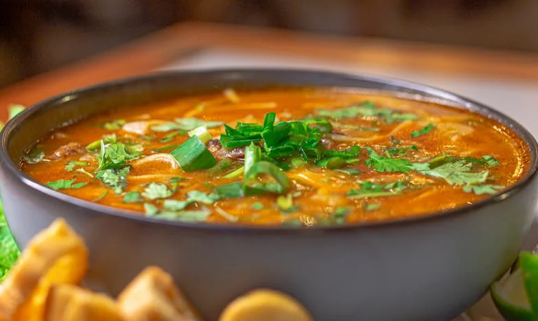 Entre el amor y la fe: El viaje de una madre mexicana para aceptar a su hijo