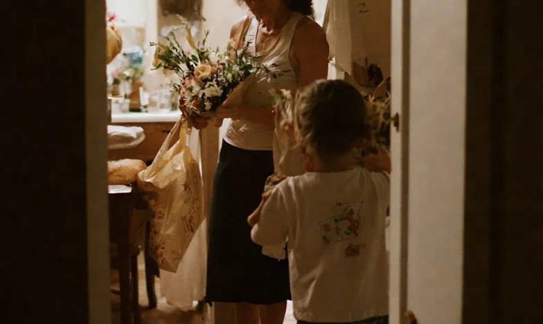 Nunca pensé que mi hijo se alejaría tanto: mi nuera me trata como una extraña