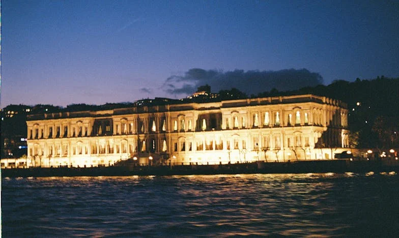 Veinte años de silencio: La historia de una vecindad rota