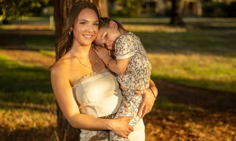 Bajo el Reloj de la Abuela: Mi Lucha por Ser Yo en la Casa de los Ramírez