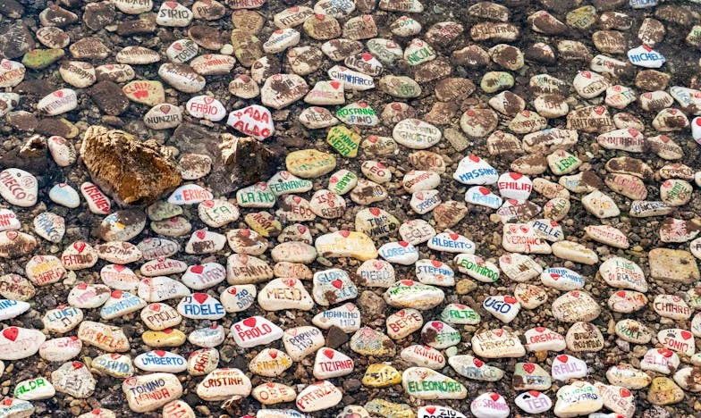 El timbre sonó y mi suegra lloraba en la puerta: la amante nos robó todo