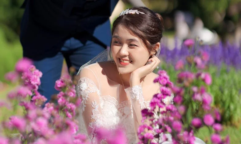 Entre Dos Mundos: Amor Virtual y el Precio de la Realidad