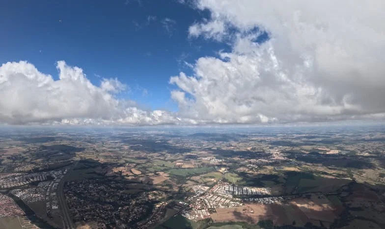 La Abuela de las Apariencias: Orgullo y Ausencia en la Mesa Familiar