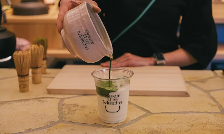 Bajo la sombra de las promesas: Una historia de hermanas y silencios