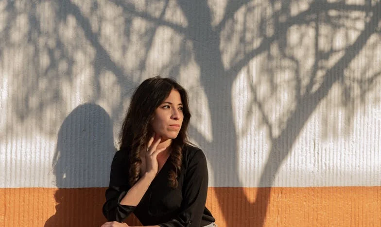 Cada vez que mi yerno llega a casa, tengo que desaparecer: el relato de una abuela mexicana