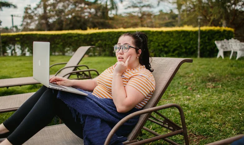 ¿Nana, no te da vergüenza usar jeans? – La historia de una abuela que se niega a envejecer según las reglas de otros