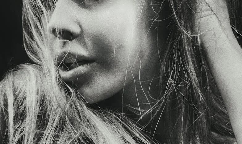 Bajo el mismo techo: la traición que rompió mi fe en la familia