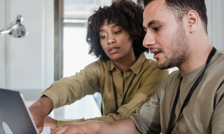 Cuando mi suegra intentó destruir mi familia: la historia de una madre que no se rinde