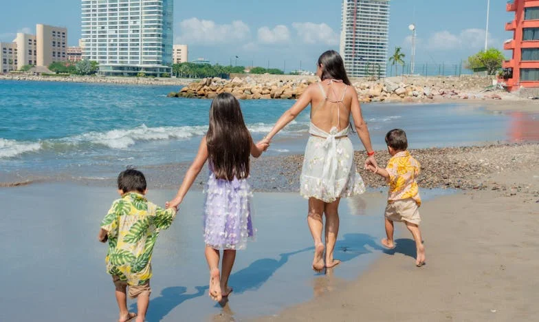 Entre platos sucios y corazones rotos: la historia de una madre latinoamericana