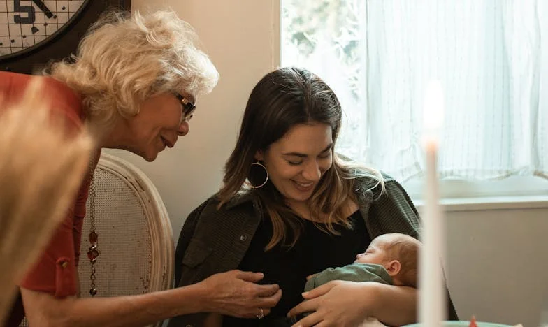 “Mi nuera me prohibió ver a mis nietos”: Confesiones de una abuela rota por el silencio