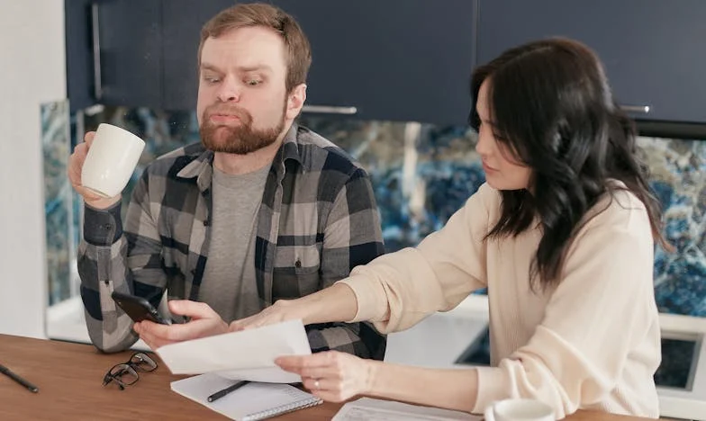 La hija del millonario y la empleada invisible