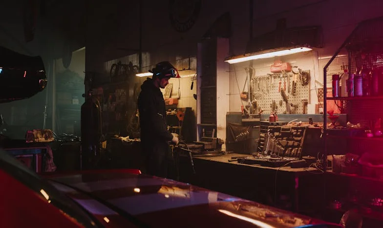 Un mecánico perdió todo por salvar a un niño. Al día siguiente, cinco deportivos aparecieron en su puerta.