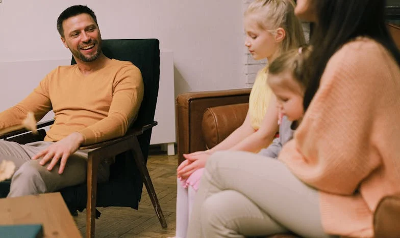 Cada vez que llega mi yerno, tengo que desaparecer: El dolor de una abuela en Medellín