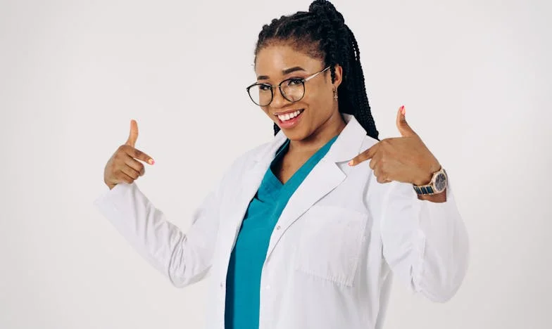 El peso de la balanza: una vida entre el olvido y la espera