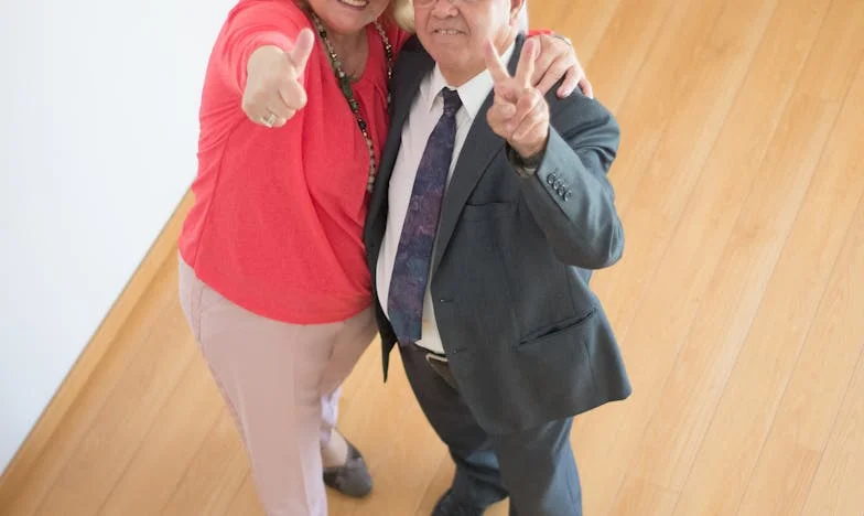 El peso del silencio: La historia de Leila y Damián en un pueblo latinoamericano