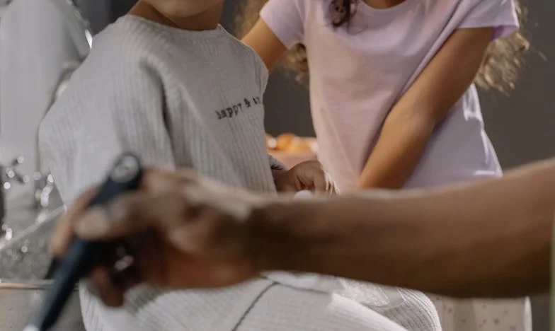 El vestido que compró para mi amiga... pero sus ojos nunca me dejaron a mí