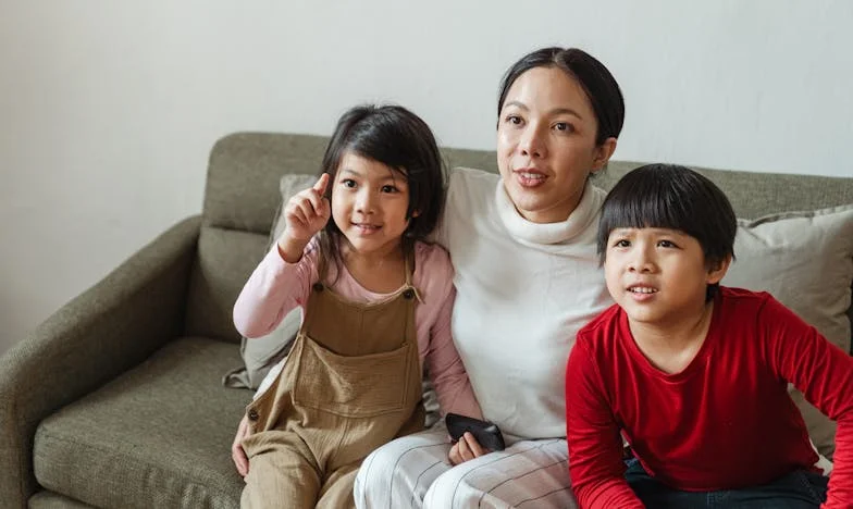 En nuestro aniversario, vi a mi marido echar algo en mi copa. La cambié por la de su hermana…