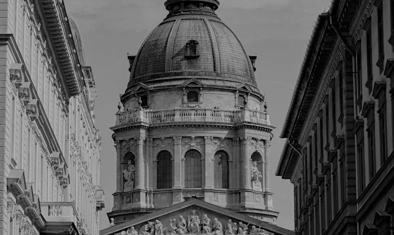 Finge ser mi mujer y baila conmigo: El multimillonario que cambió mi vida en una boda en Sevilla