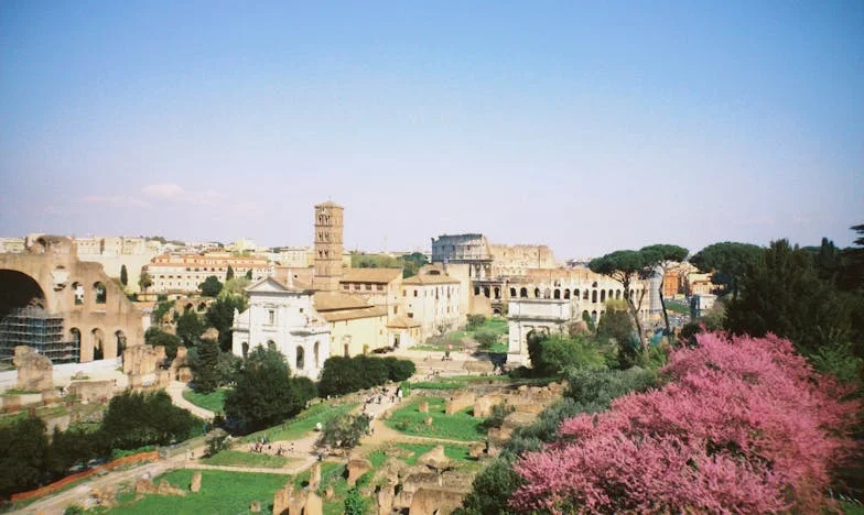 El secreto bajo la nieve: la historia de Sara y el guardia caído