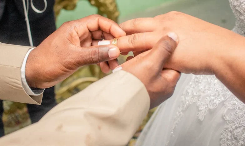 Mensajes inesperados en el móvil de mi marido: De la duda al reencuentro – Confesión de una esposa española