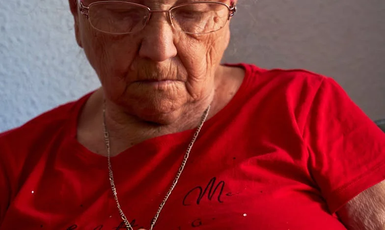 El régimen implacable de mi suegra: Un día más bajo su dominio