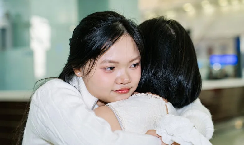 Entre Dos Fuegos: Mi lucha por la dignidad de mi familia bajo la sombra de mi suegra