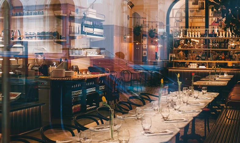 Mi exmarido me humilló delante de todos por ser camarera… sin saber que soy la dueña del restaurante