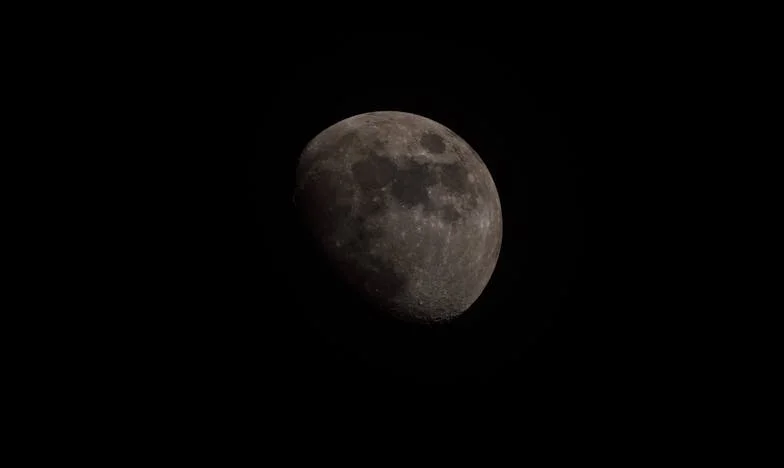 A Verdade Escondida: As Noites em Claro do Meu Namorado com a Amiga de Infância