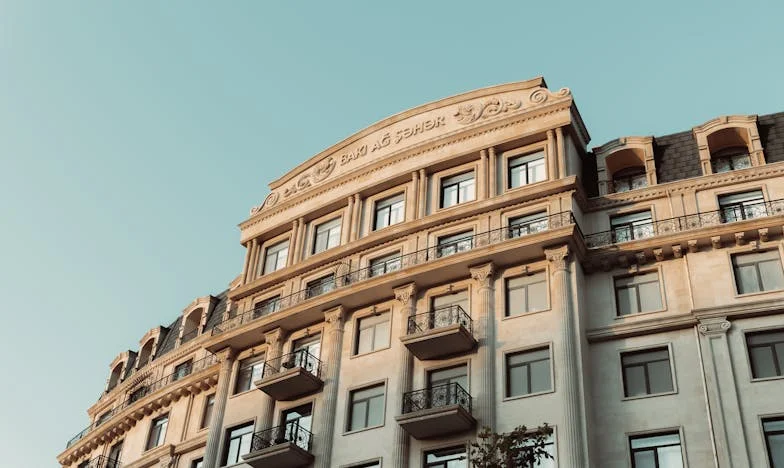 Traz os Netos, Mas Não Te Esqueças da Carteira: Um Jardim Entre Segredos e Silêncios